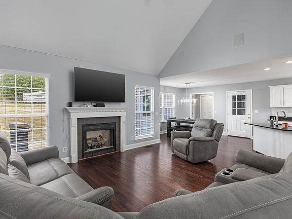 4th image of 405 Classic Dr