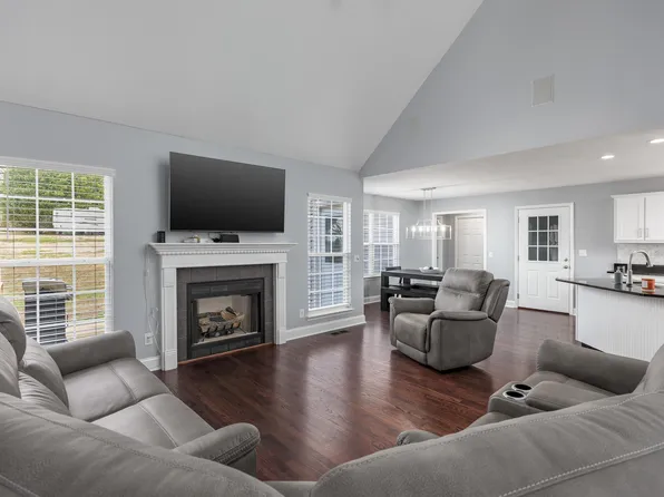 405 Classic Dr, Soddy Daisy, TN 37379
