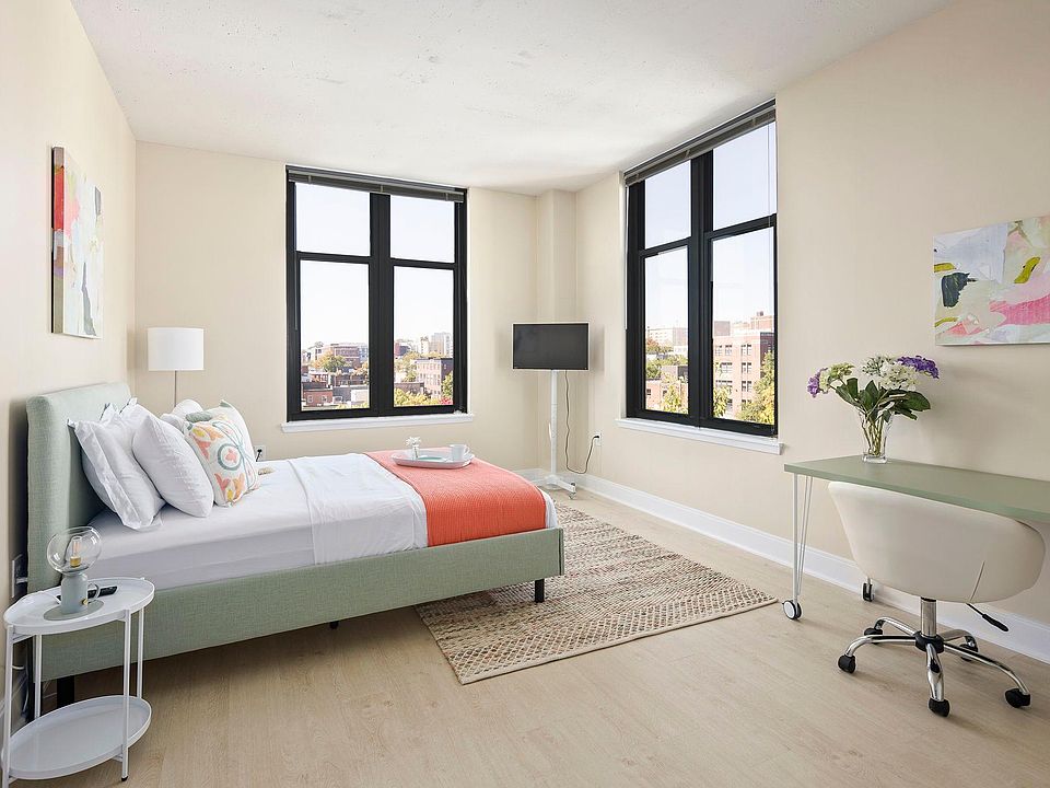 Bright and big primary bedroom with en-suite bathroom