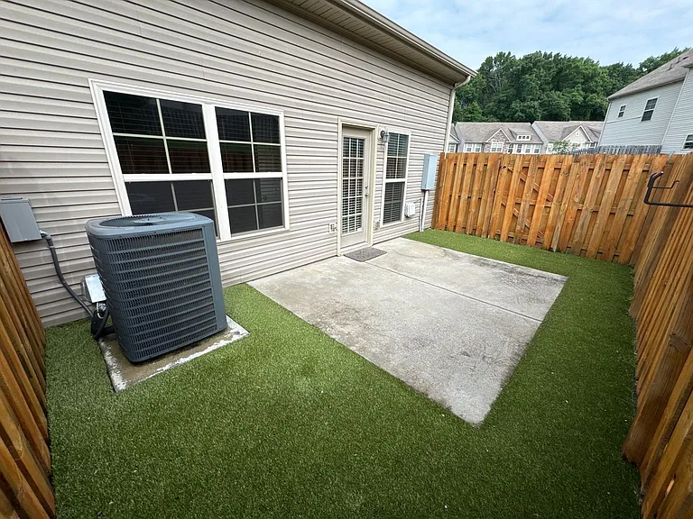 1034 Chatsworth Dr — Photo 15