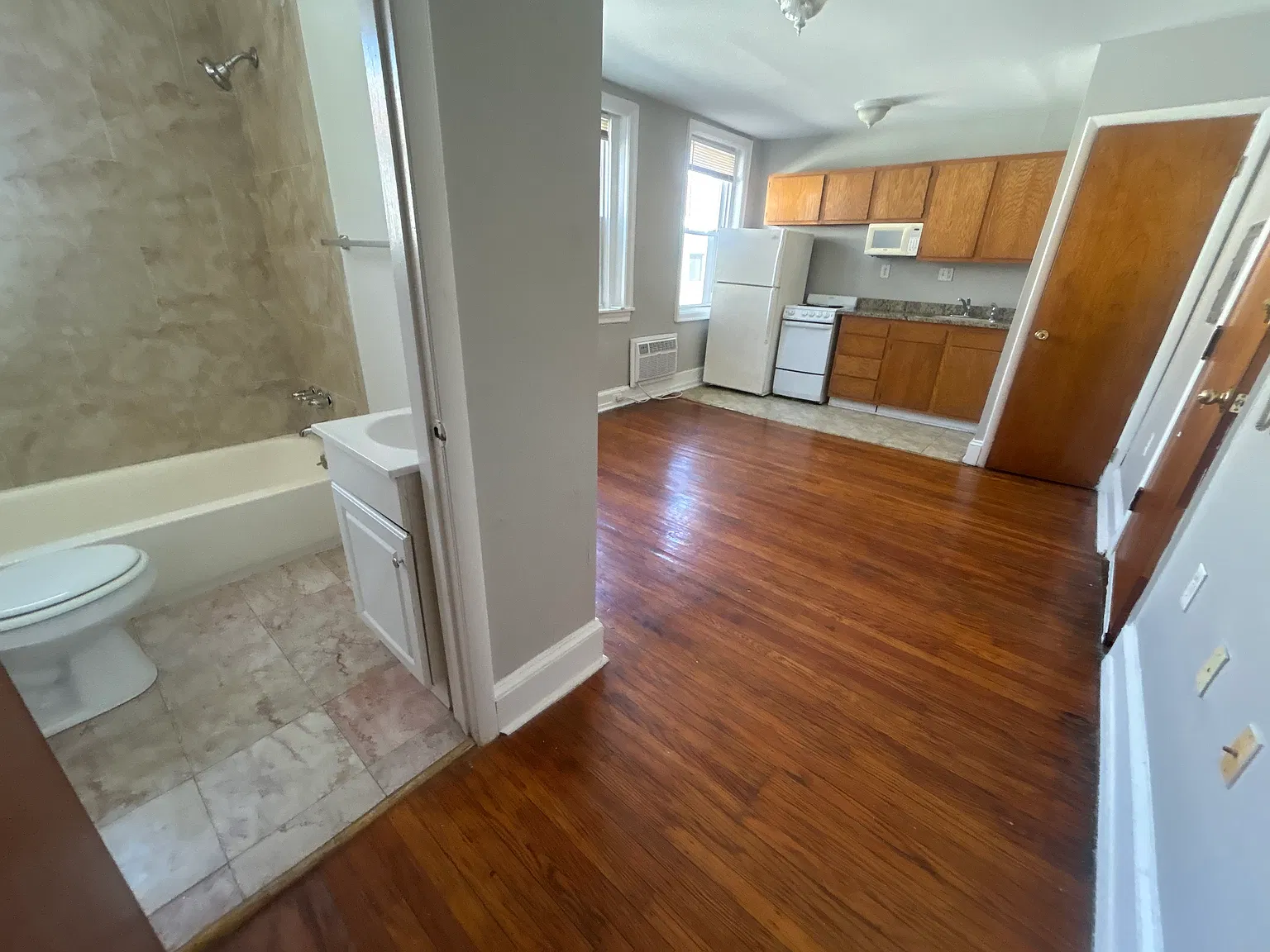 Studio, $890 — Photo 2