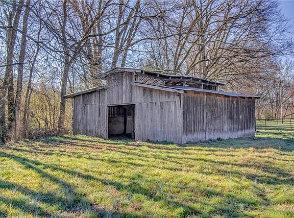2nd image of 2277 Sowell Mill Pike