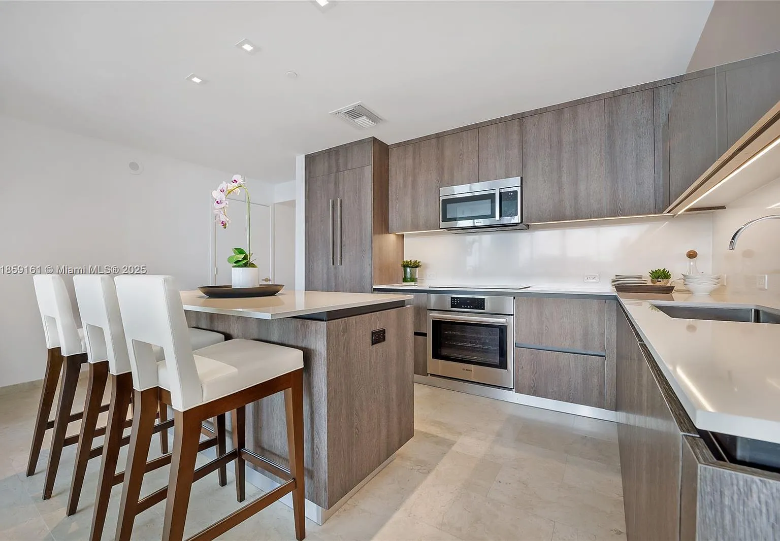 2 bed, 1370 sqft, $7,000 — Photo 3