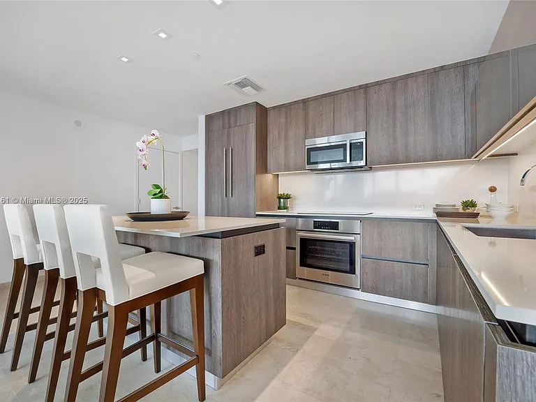 88 SW 7th St #1810 — Photo 3