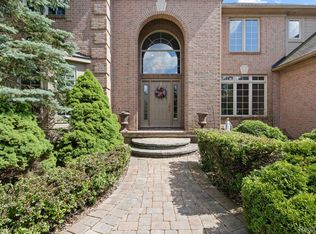 8950 Woodlore South Dr, Plymouth, MI 48170