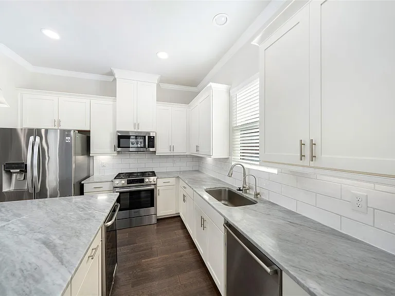 420 W 28th St #D — Photo 8