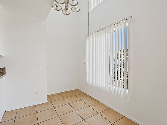5th image of 3685 Watseka Ave #201