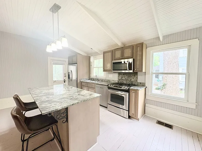 215 Versailles Blvd — Photo 6