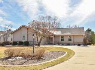 W142N10697 Wooded Hills Dr, Germantown, WI 53022