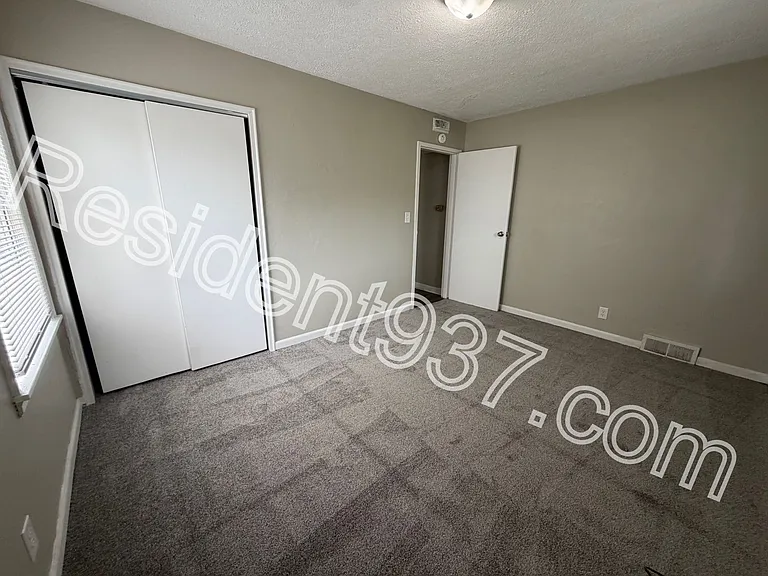 1047 Blakley Dr — Photo 5