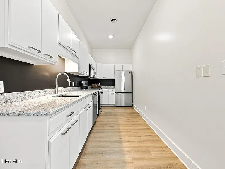 122 S Market St #1 — Photo 15