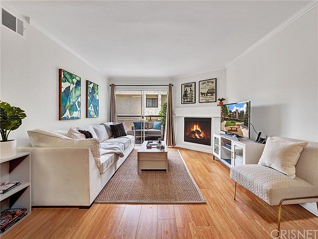 1st image of 5550 Owensmouth Ave APT 112