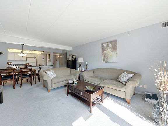 5th image of 4500 W 93rd St APT 1A