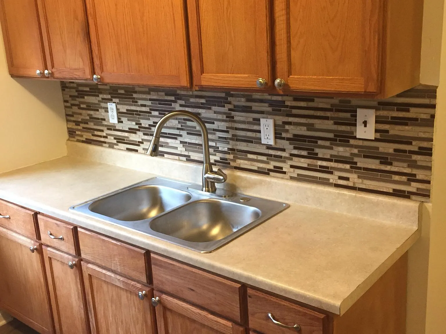 1433 Riverside Dr — Photo 2