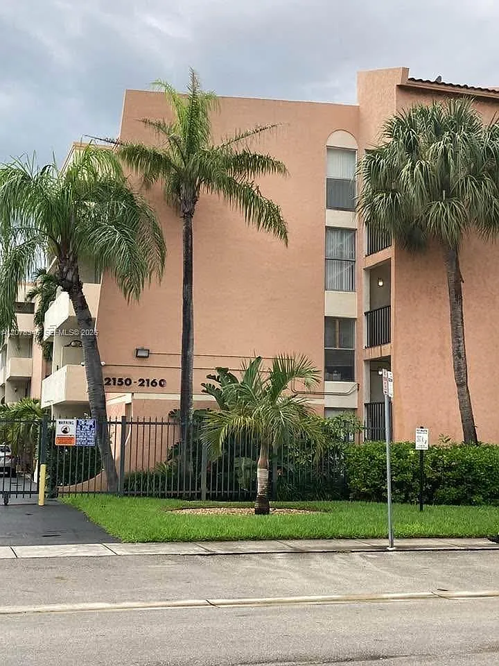 Coral Way Gardens Condo — Photo 3