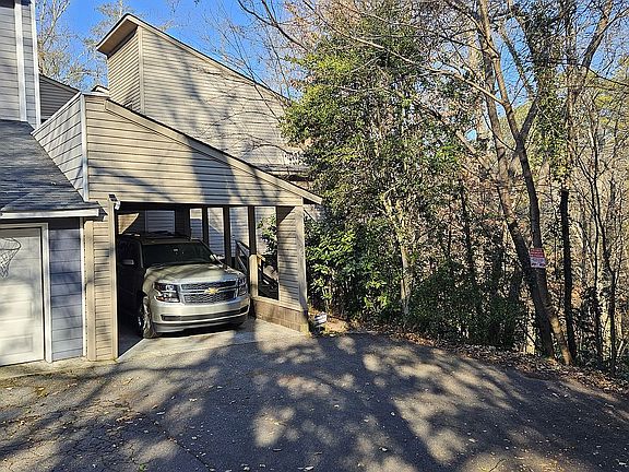 End unit in cul-de-sac