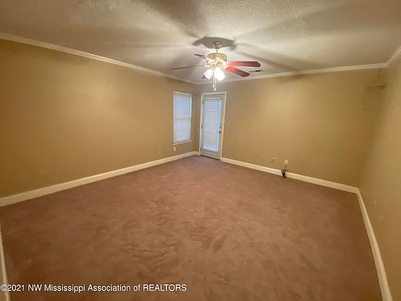4th image of 974 Waterford Pl