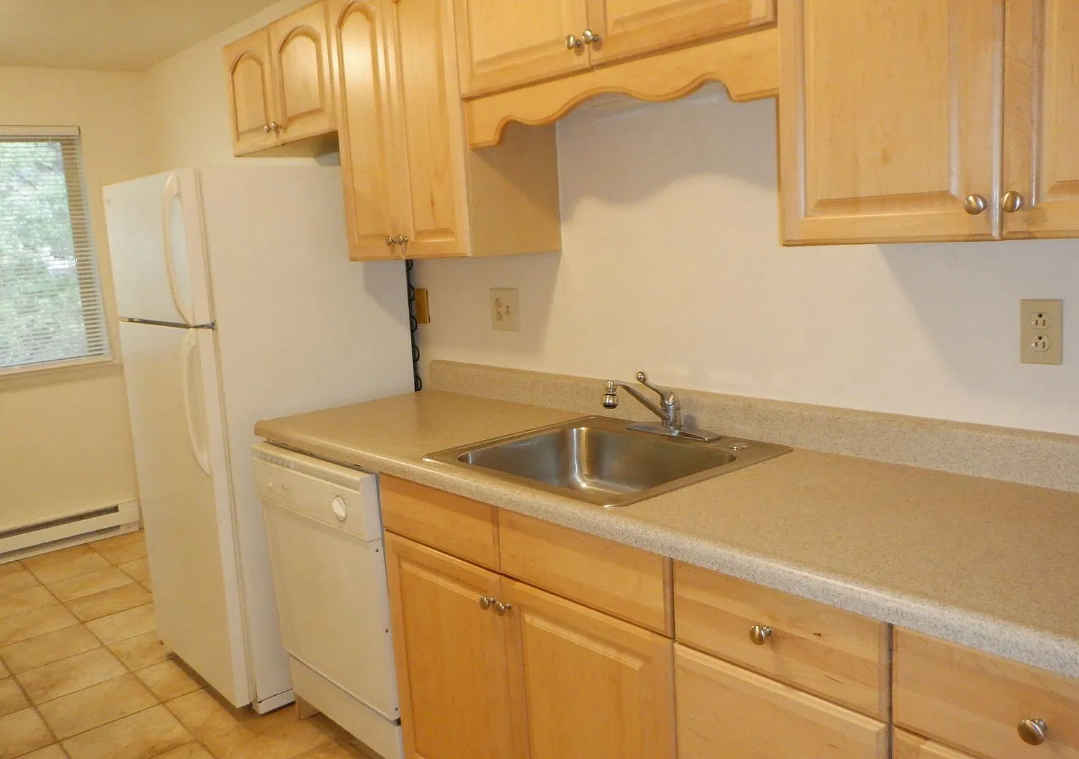 2 Bedroom Lower Level Westside Apartment - NW Portland Ave — Photo 3