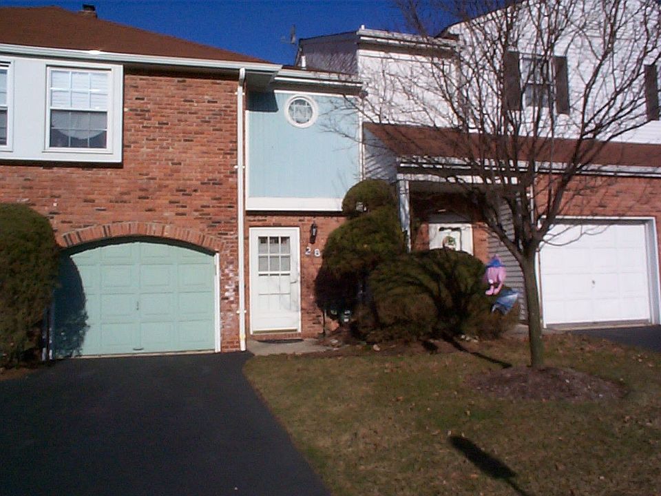 Spacious Townhouse w/Garage