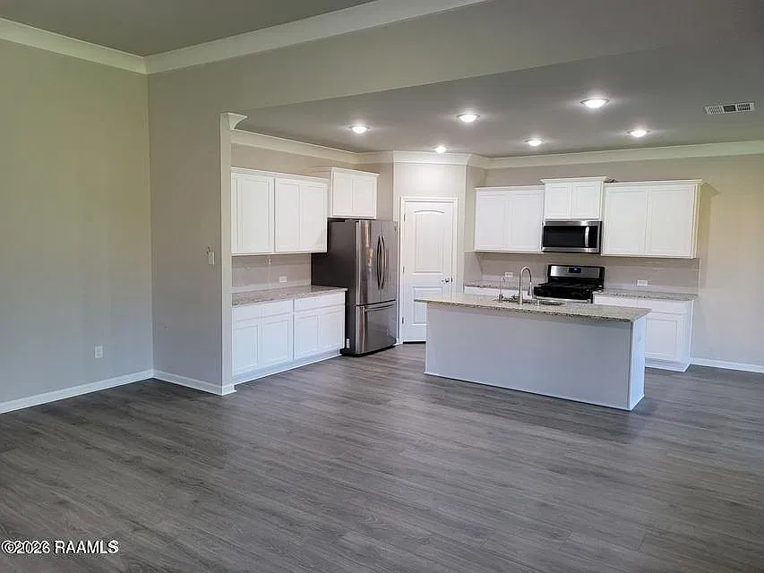 4 bed, 2346 sqft, $2,400 — Photo 3