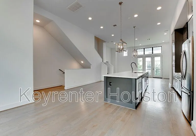 2928 Lamar St — Photo 12