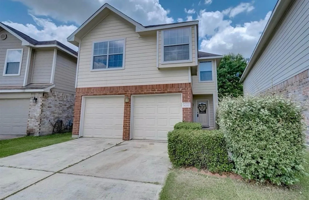 3 bed, 2.5 bath, 1434 sqft, $2,000 — Photo 1