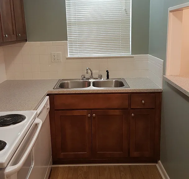 Chateau Orleans Apartments — Photo 41
