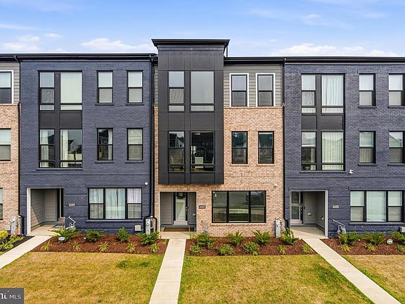 3rd image of 16007 Hyde Park Pl