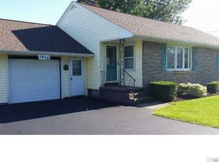 1820 Saunders Sett Rd, Lewiston, NY 14092