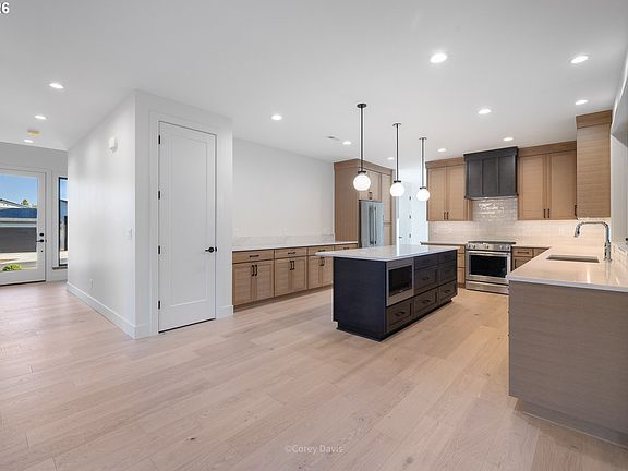 5th image of 423 Meadows Dr