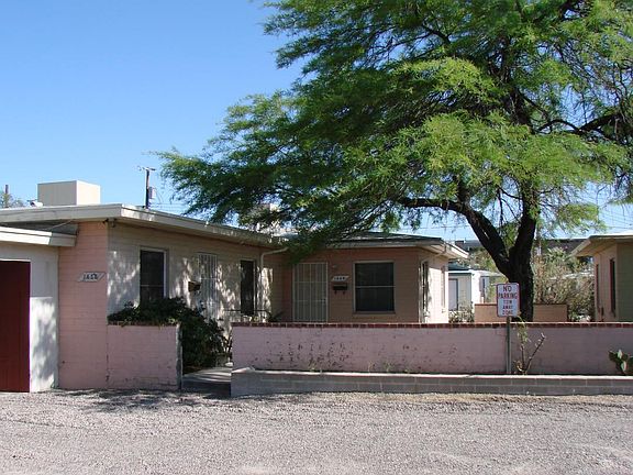 Large shade tree in front yard