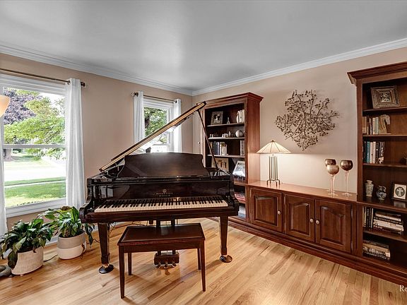 4th image of 90 Hillhurst Dr