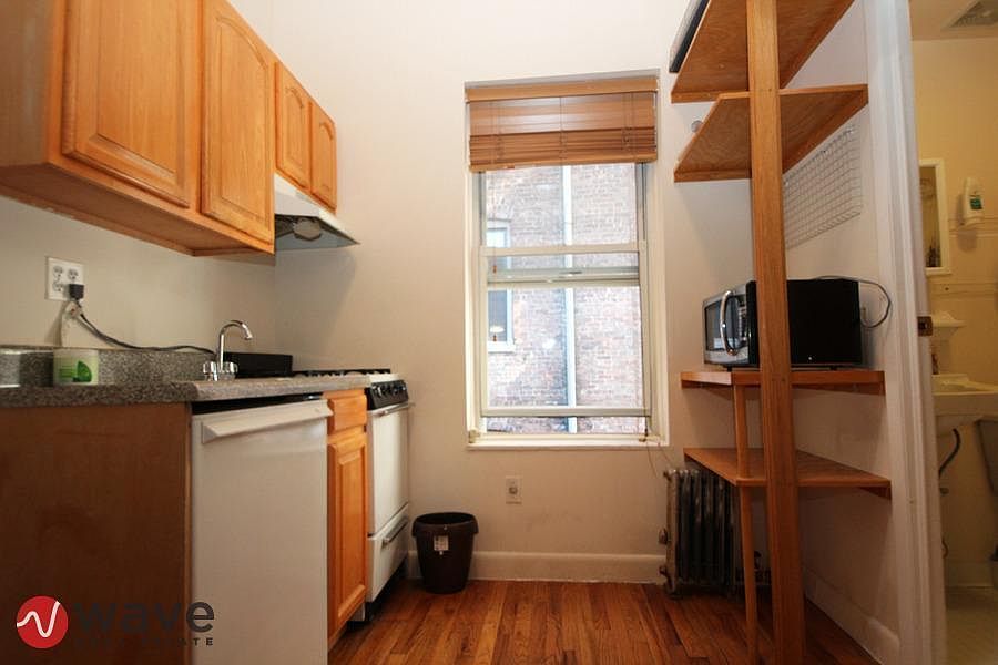 2nd image of 310 W 20th St APT D6