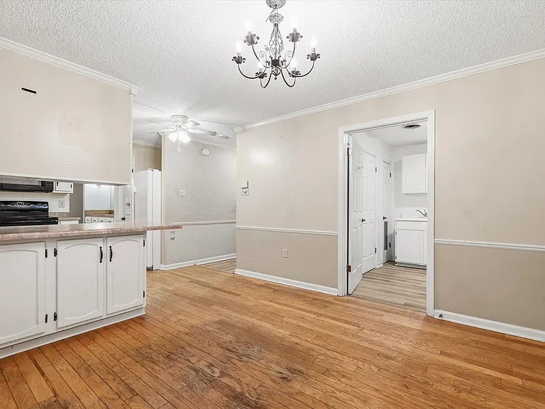 1610 Hillcrest Dr — Photo 37