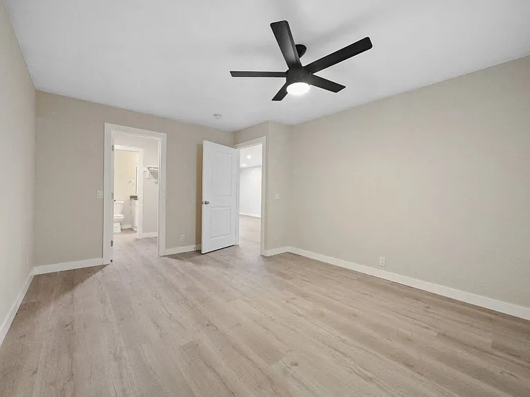 Sunset Cliffs Apartments — Photo 12