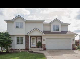 1215 Parkview Ln, Ely, IA 52227