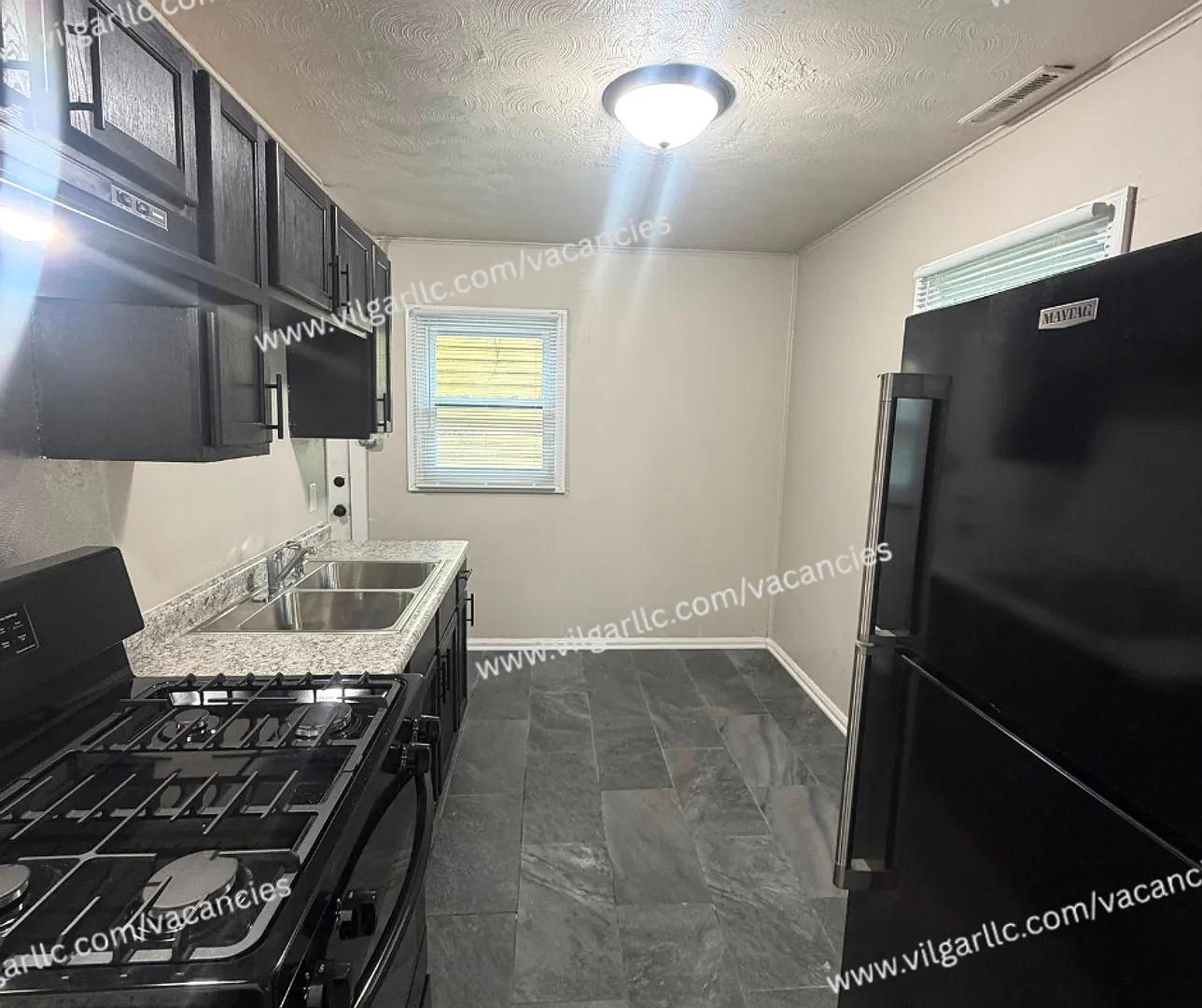 Very spacious 3 Bedroom and 1 Bathroom Home — Photo 4