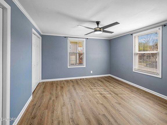 4th image of 201 E Oldham Ave