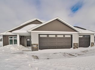 6178 Azalea Cir, Grand Forks, ND 58201