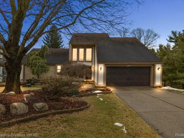 8241 Lake Pine Dr, Commerce Township, MI 48382