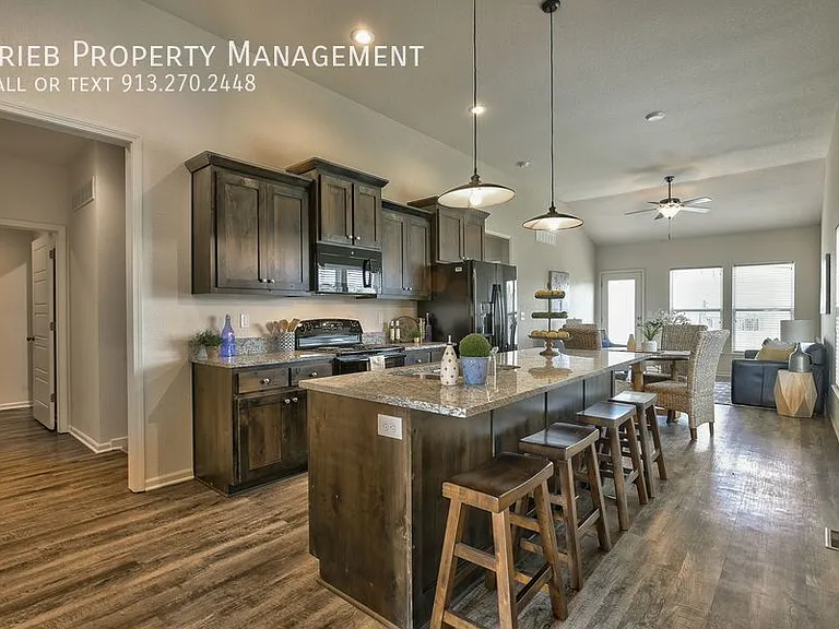 584 S Poplar St — Photo 17