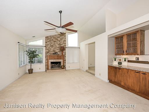 5th image of 924 Laurel Park Ln