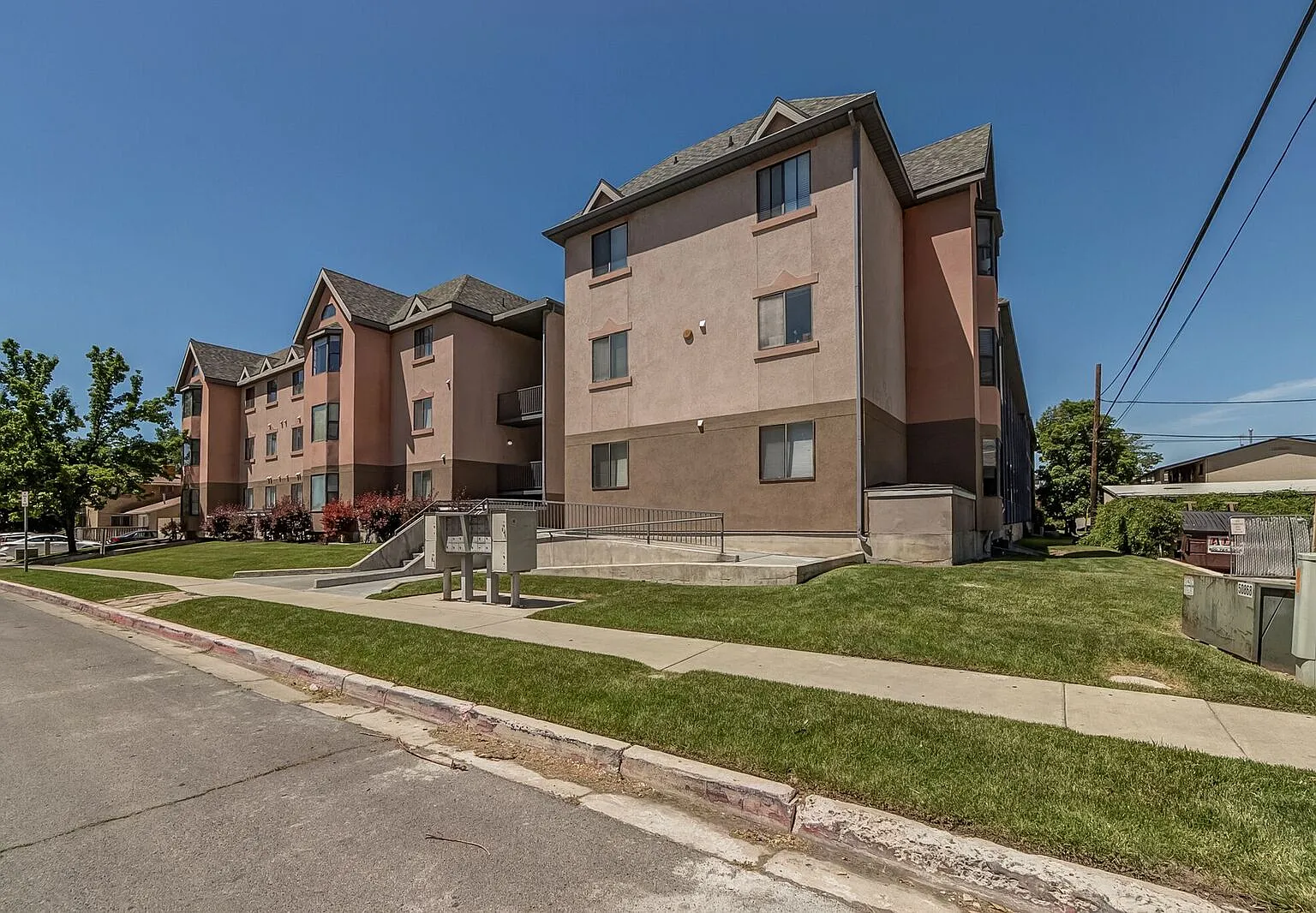 4 bed, 1245 sqft, $565 — Photo 1