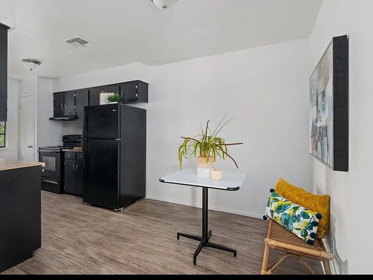 706 E Borden St #3 — Photo 3