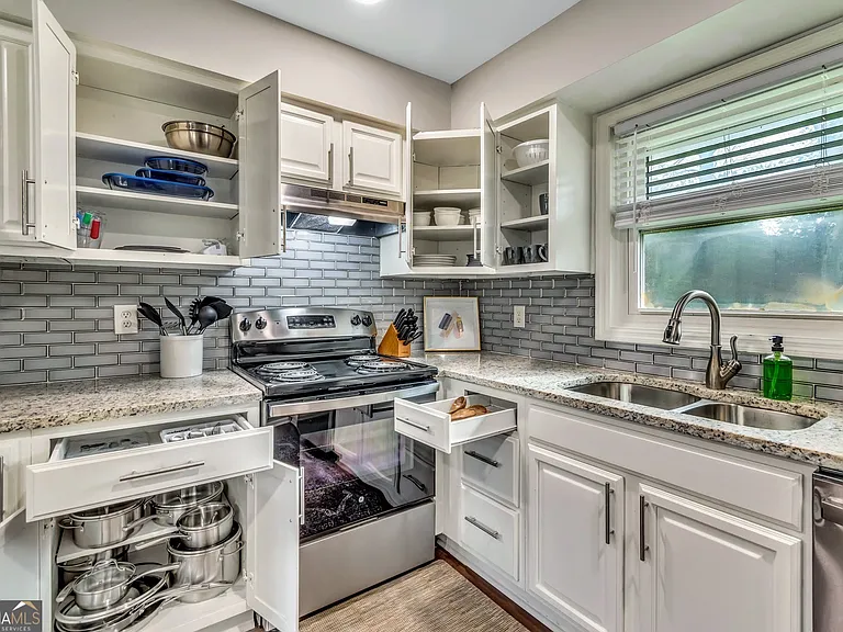 597 S Gordon Rd SW — Photo 7