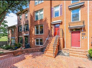 532 Colecroft Ct, Alexandria, VA 22314