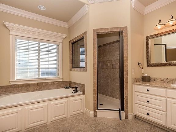 5th image of 4308 W Woodview Dr