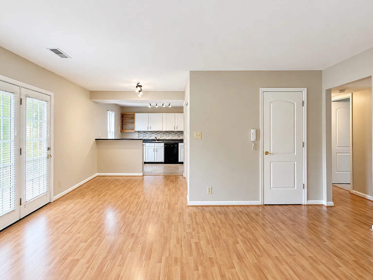 Dog-Friendly Villas at Southern Ridge Apartment With Community Amenities — Photo 1