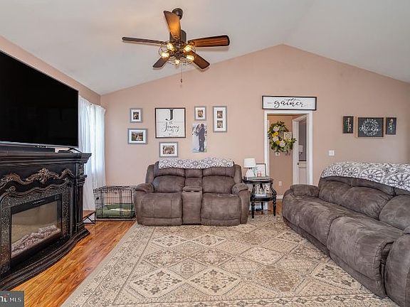 3rd image of 1934 Henshaw Rd