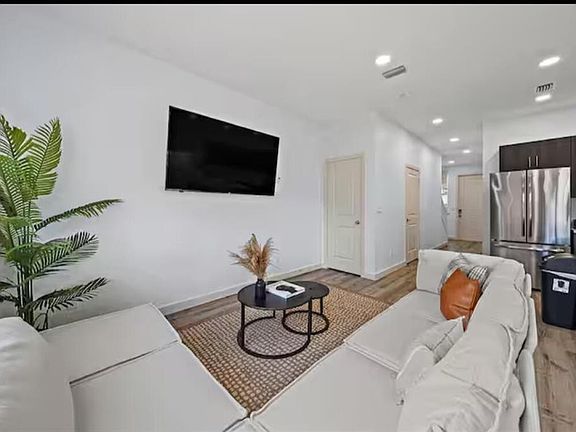 4th image of 1559 W 26th Court